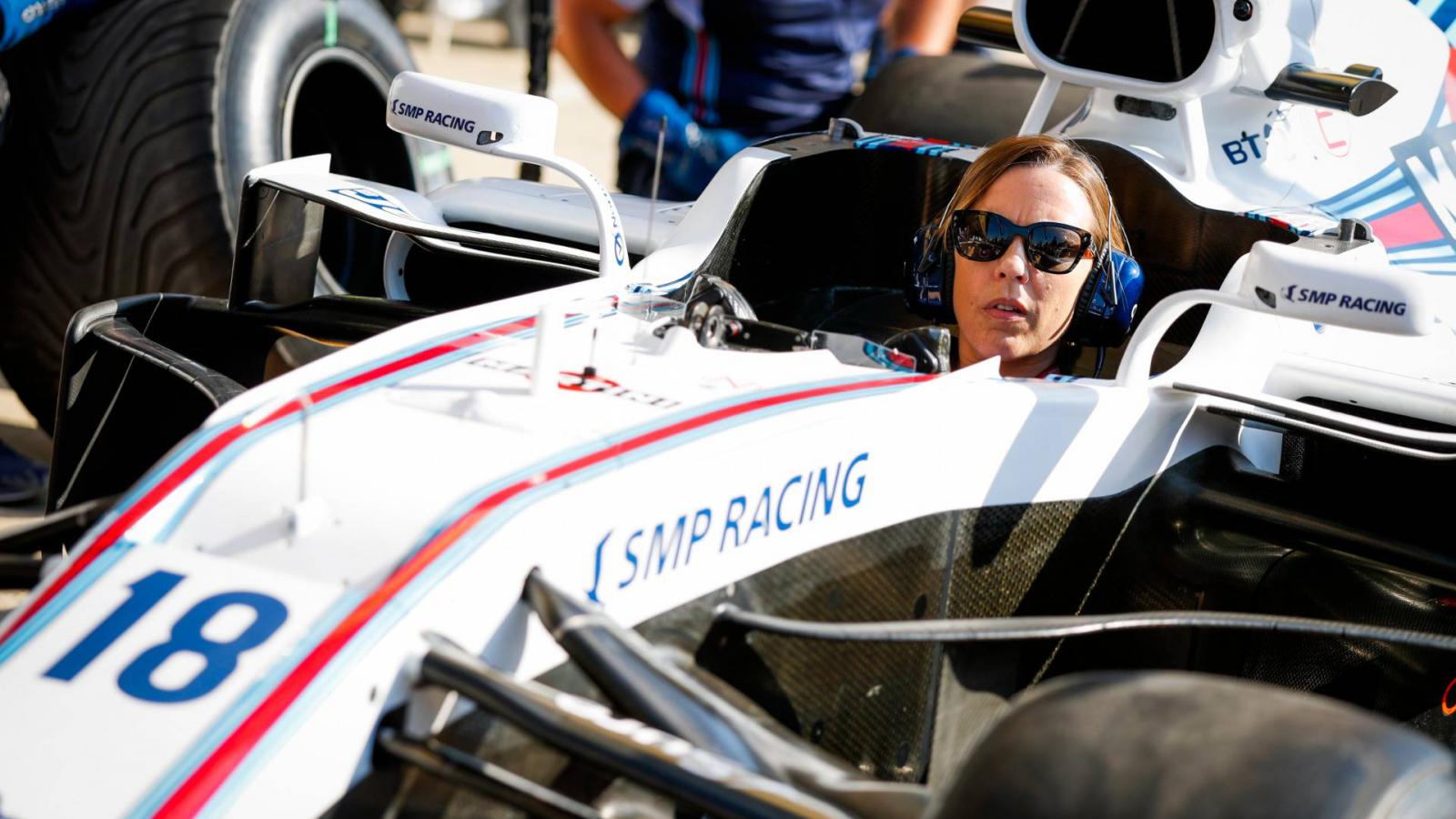 Claire Williams a 2018-as versenyautó volánjánál