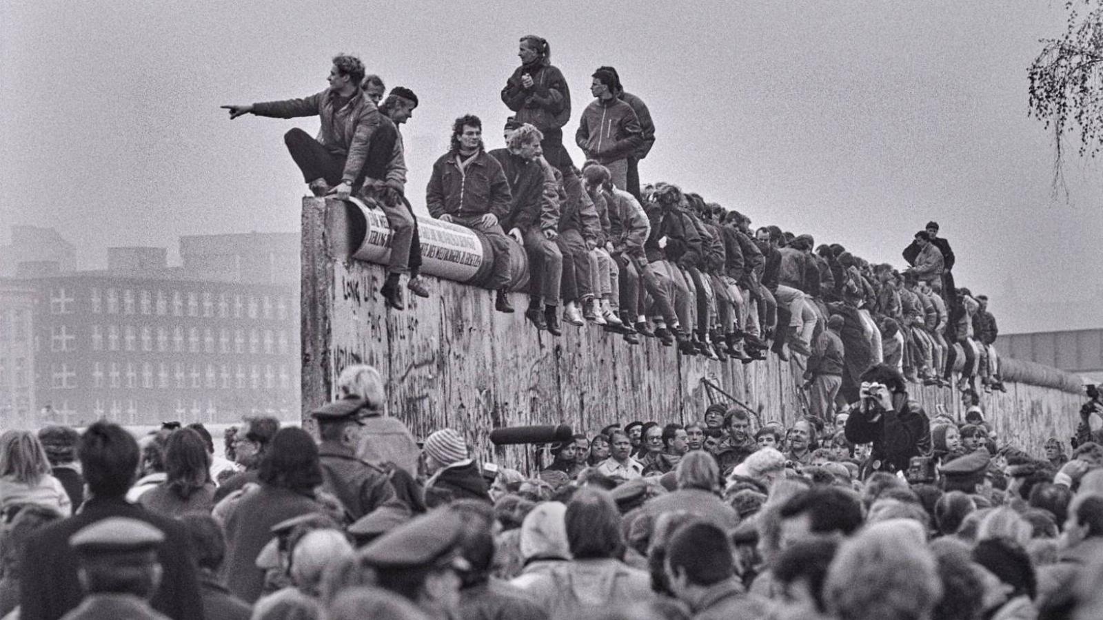 Száz évig állni fog – mondta januárban Honecker. És jött november...