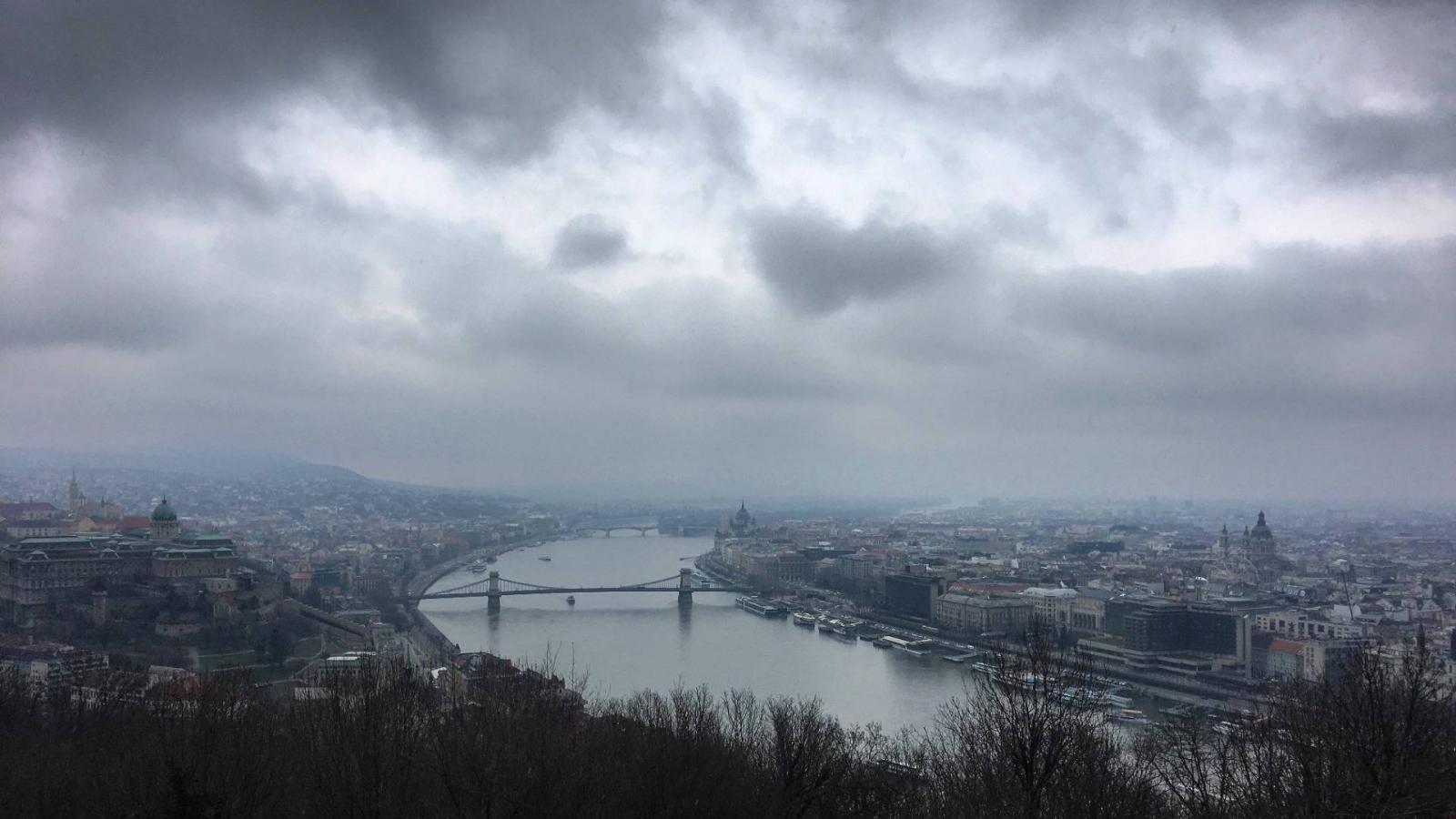 Felhők Budapest felett