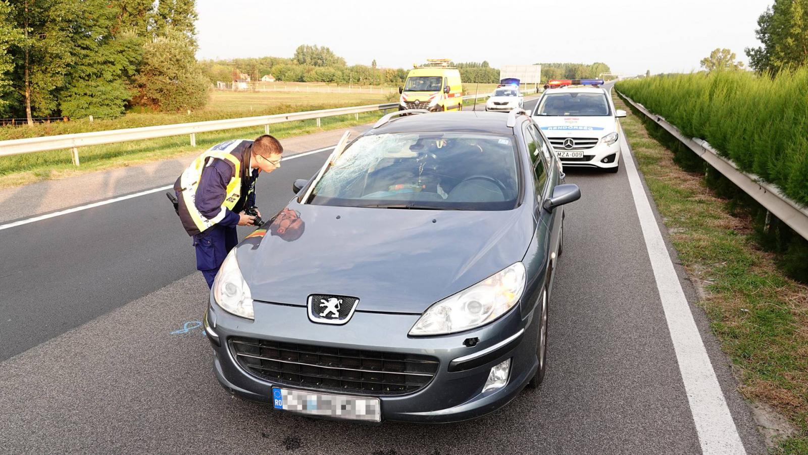 Rendőr helyszínel az M5-ös autópálya Szeged felé vezető oldalán, Kecskemét közelében