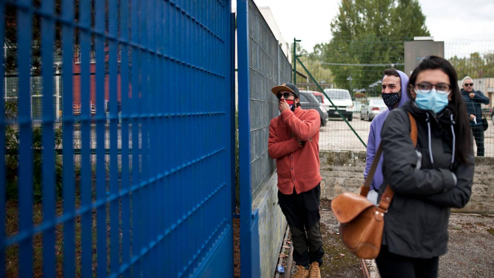 Kórházi kerítésen kívül rekedt, tesztelésre váró olaszok