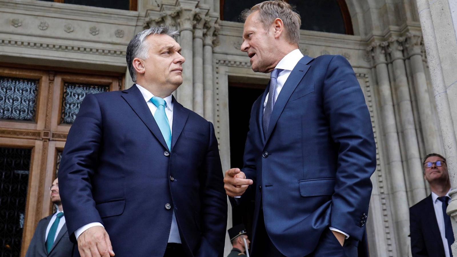 Feszültség Orbán Viktor és Donald Tusk között