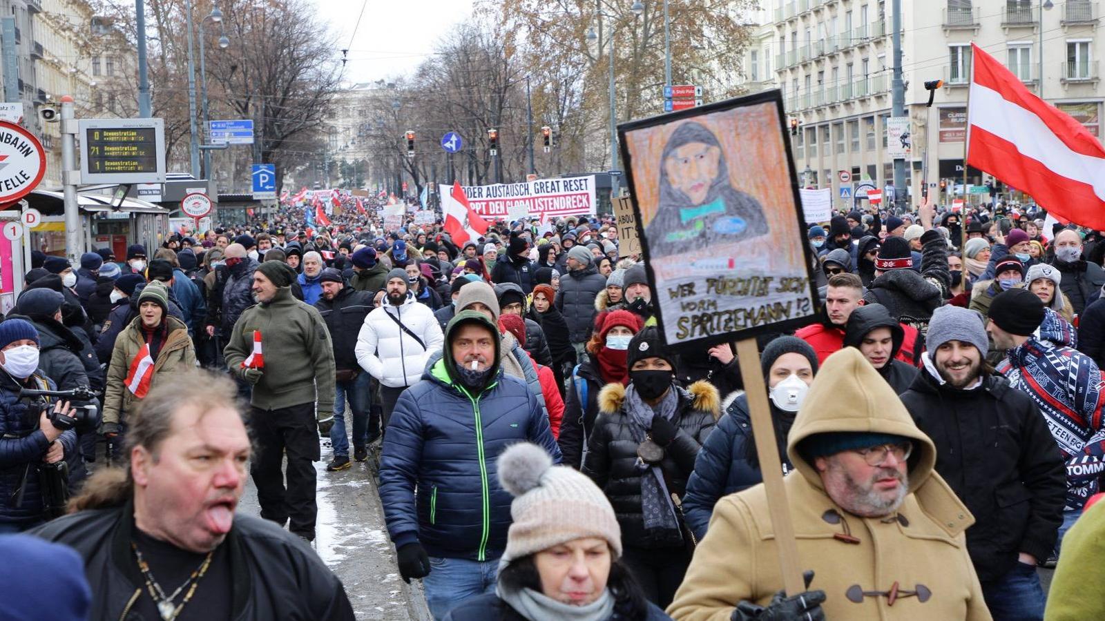 A szigorítások elleni szombati bécsi tüntetésen sokan maszkot sem viseltek