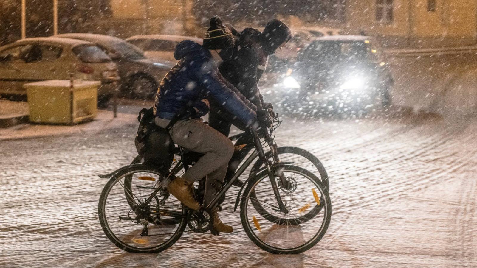 Kerékpárosok a behavazott Szabadság téren Nyíregyházán még január 29-én