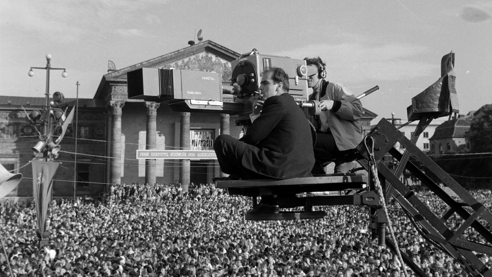 Az MTV operatőre a Gagarint ünneplő tömeg fölött 1961-ben a Hősök terén