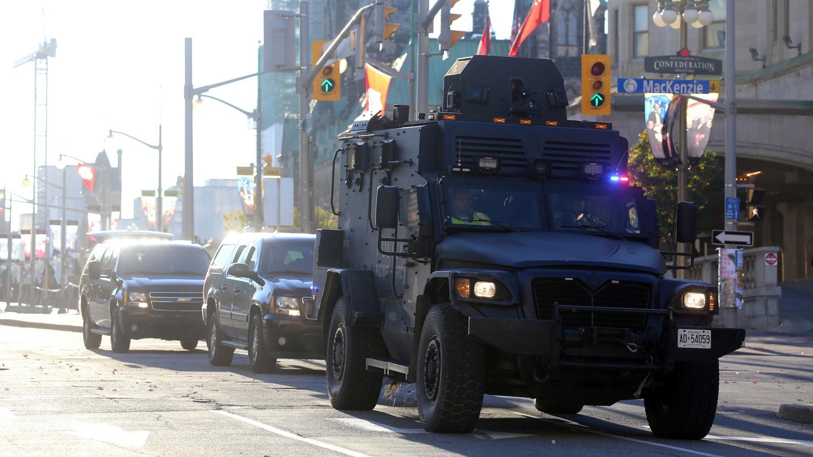 Harci járművek vonultak fel szerdán Ottawa központjában FOTÓ: EUROPRESS/GETTY IMAGES/MIKE CARROCCETTO