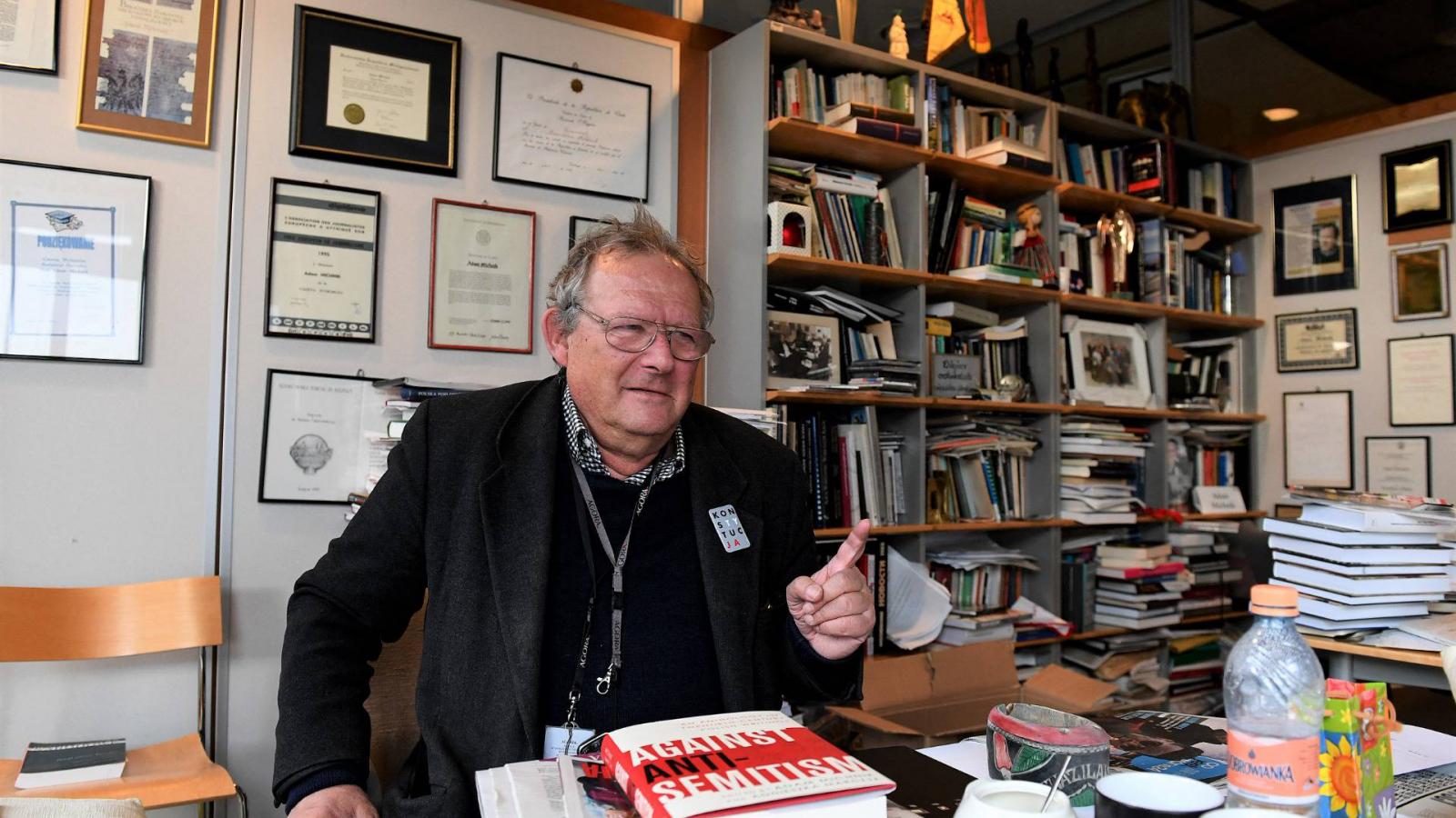 Adam Michnik főszerkesztő a szerkesztőségi dolgozóasztalánál.