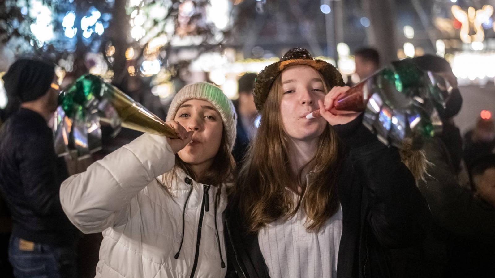 Újévköszöntő utcabál Budapest belvárosában, a Deák tér és Vörösmarty tér környékén.