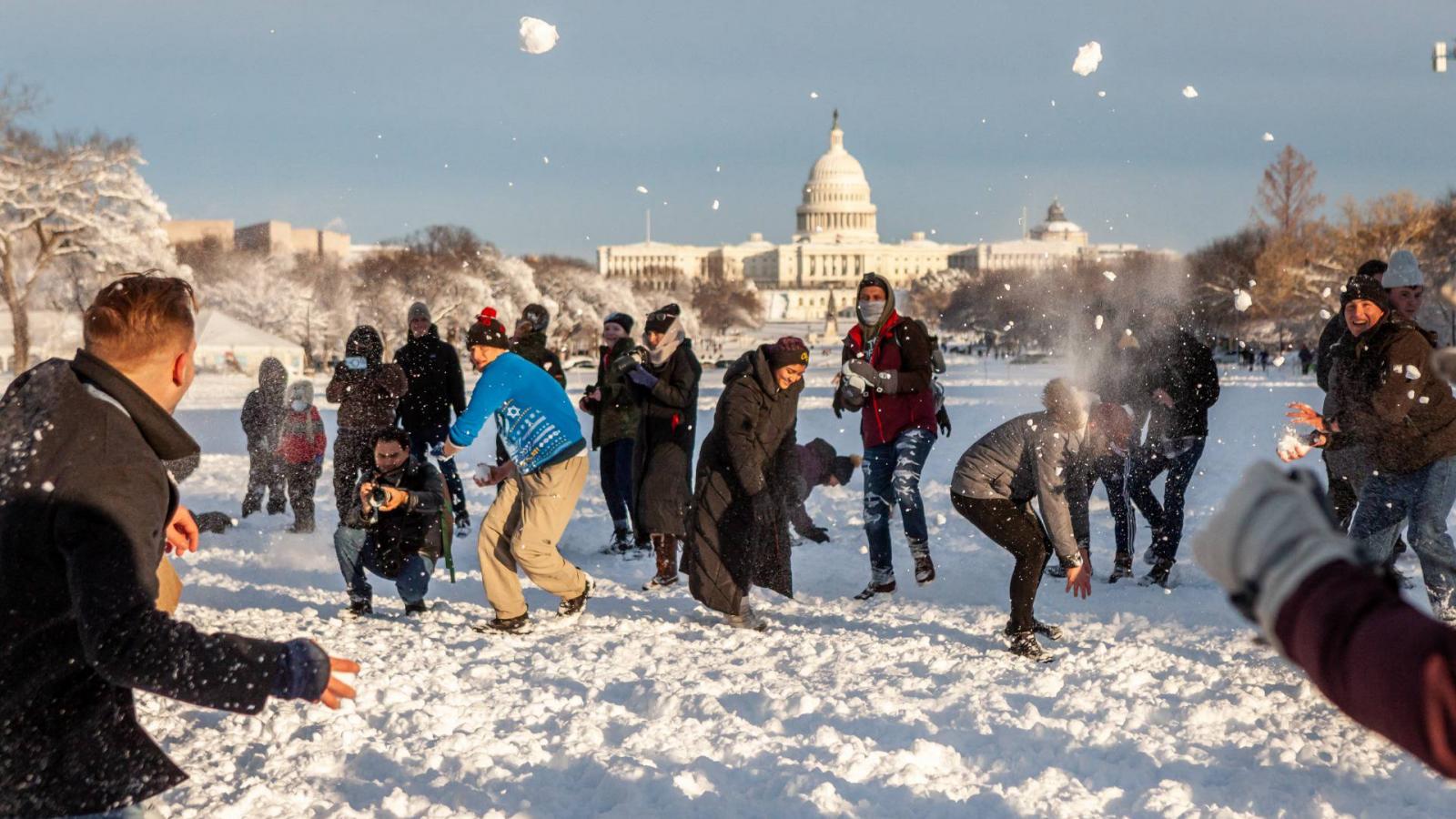 Az emberek hatalmas hógolyócsatát vívnak a National Mallon, miután egy váratlan hóvihar nagyjából 8 hüvelyknyi havat zúdított Washingtonra.