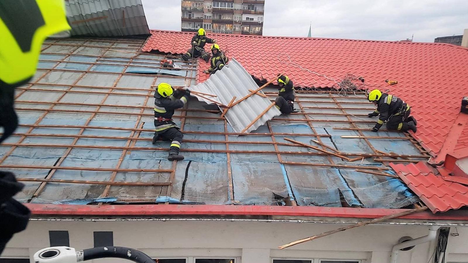 A XX. kerületben egy felújítás alatt lévő bevásárló üzlet tetejéről szakította le a lemezfedést a viharos szél.