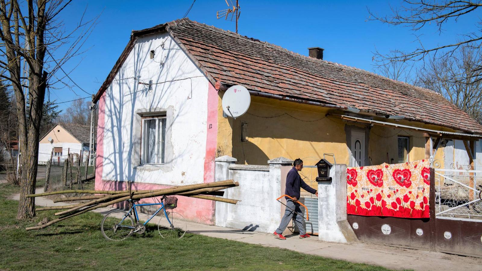 A kis baranyai falvak lakóinak jó része elhiszi, hogy házaikba az ellenzék migránsokat költöztetne.