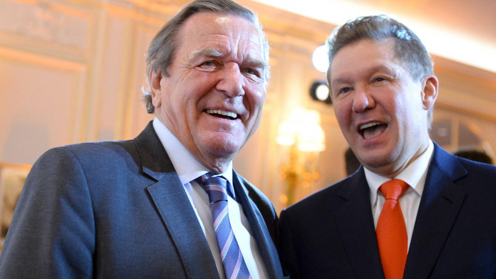 Gerhard Schröder Alekszej Miller Gazprom-vezérrel. Jól fizetett lobbista