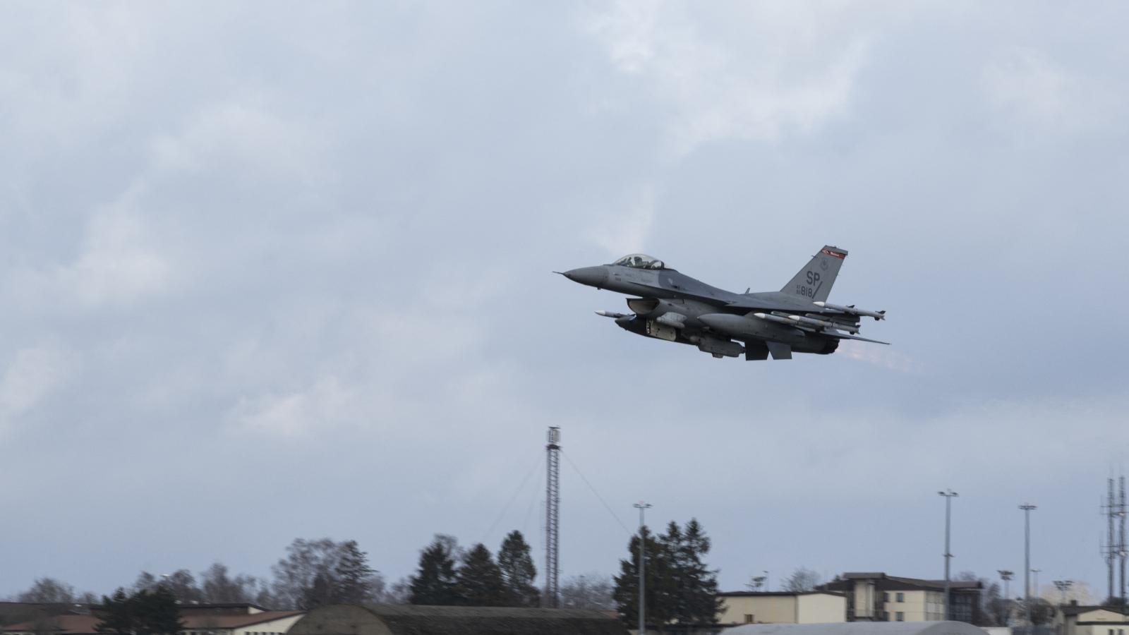 Románia felé tartó amerikai F-16-os a németországi Spangdahlem légitámaszponton