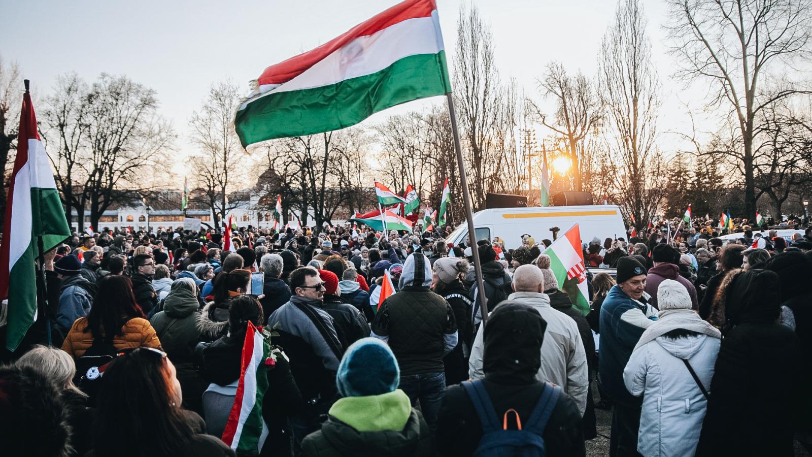 Több ezren tüntettek szombaton a Vajdahunyad váránál.