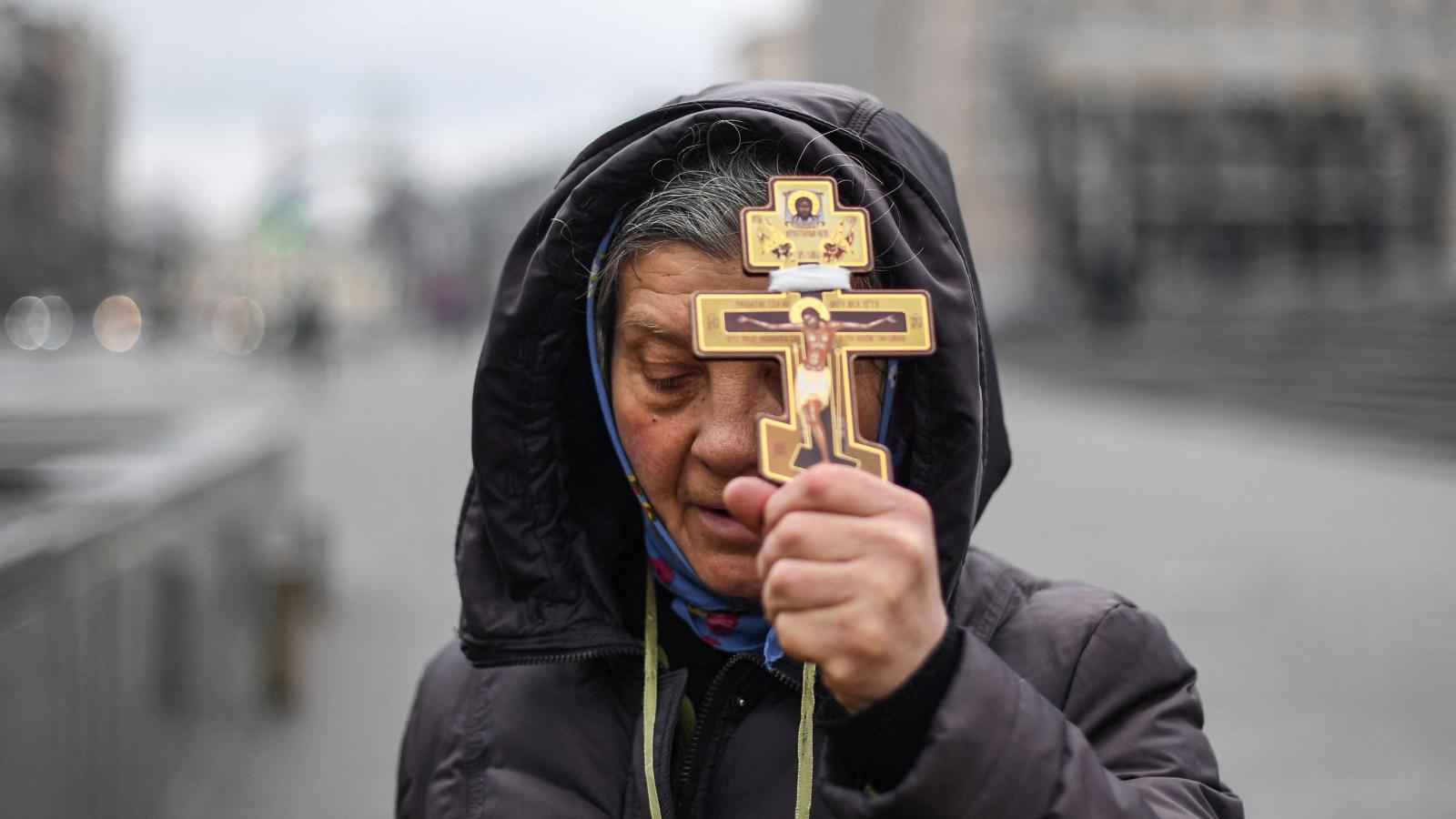 Imádkozó nő csütörtökön a kijevi függetlenség téren