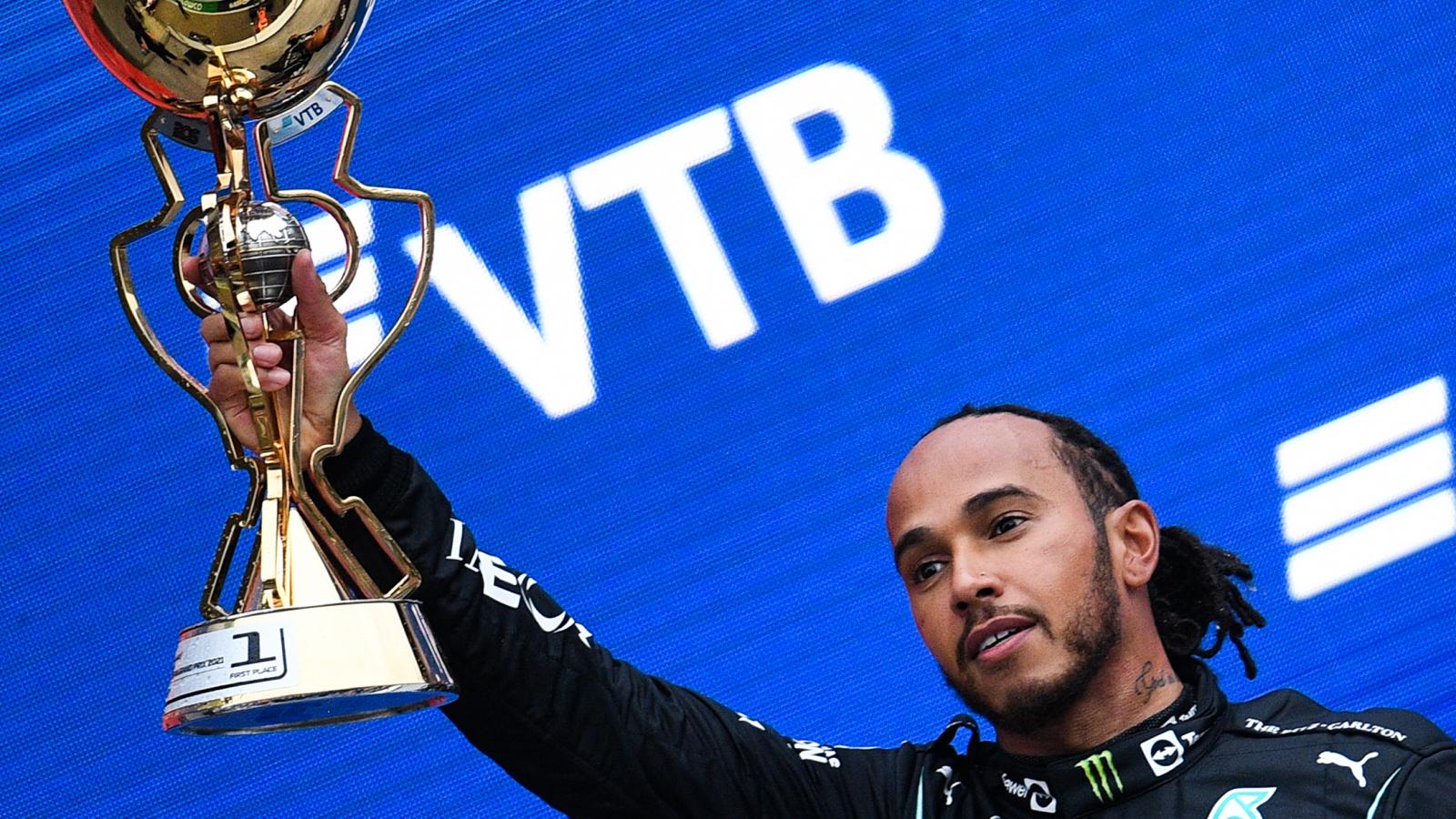 A 2021-es szocsi bajnok, Lewis Hamilton az egyik nyugati szankciók sújtotta orosz bank, a VTB logójával a háttérben