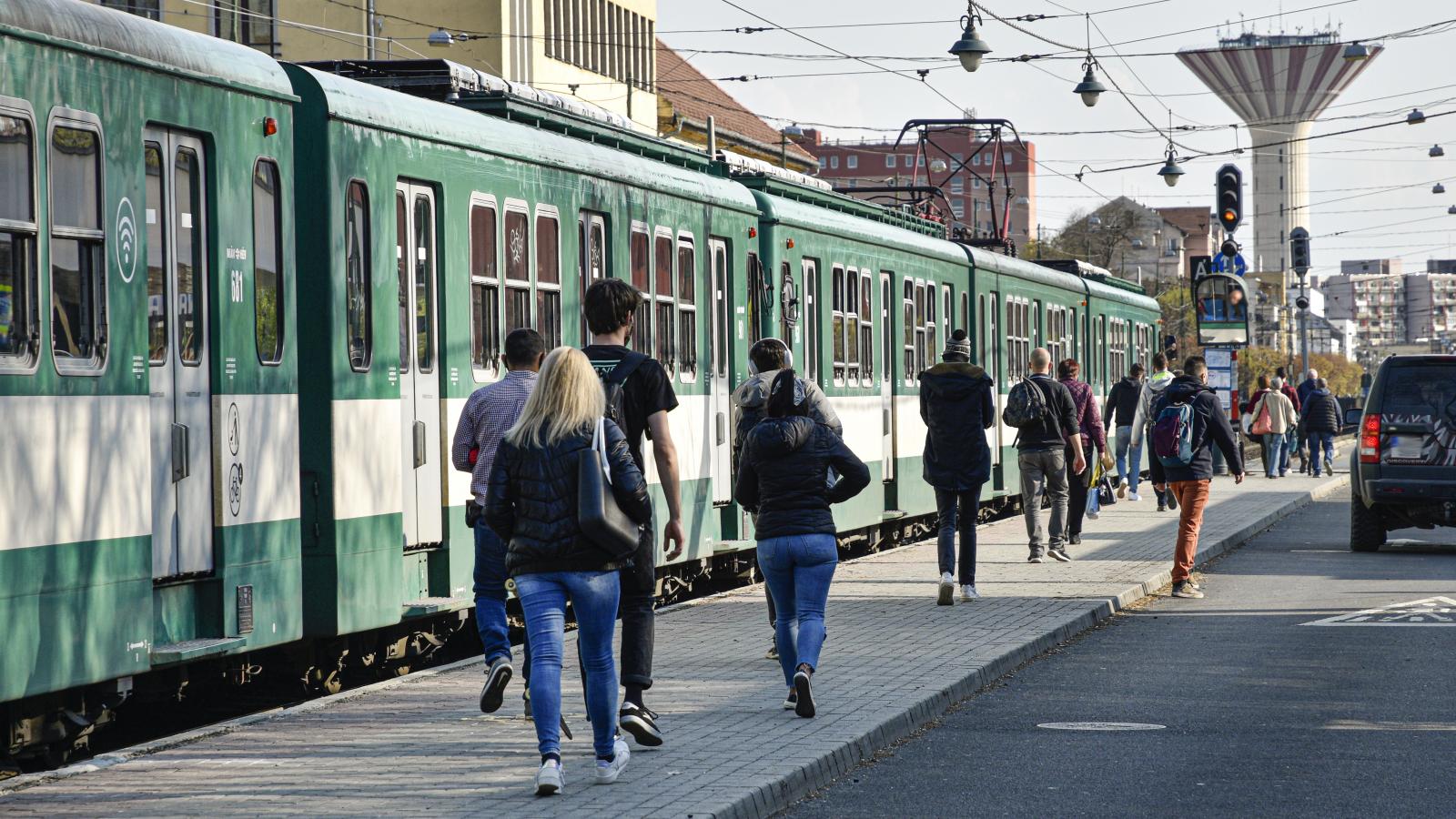 Az egyik ellenzéki induló azt mondja, a Csepelszigetre ki kellene tenni a megtelt
táblát. A csepeli HÉV-et meghosszabbítaná Tökölig, ami az ingázó forgalom 30 százalékát levezetné