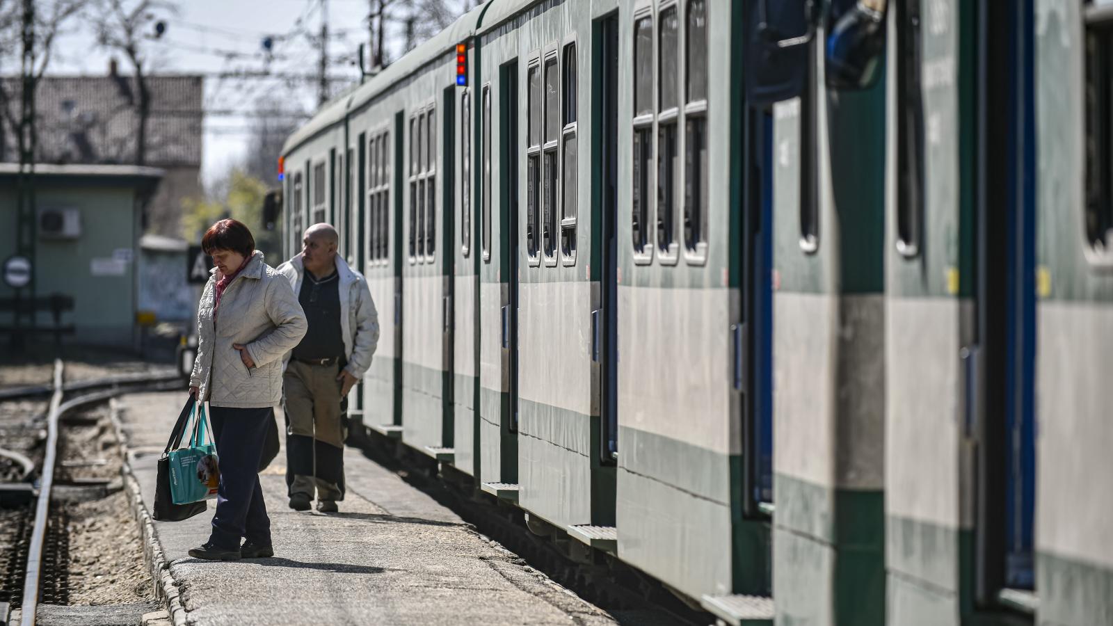 A Pest megyei 11-es körzetben meg kell oldani a közlekedés kérdését. Ráckevétől például több mint egy óra alatt lehet HÉV-vel Budapestre jutni