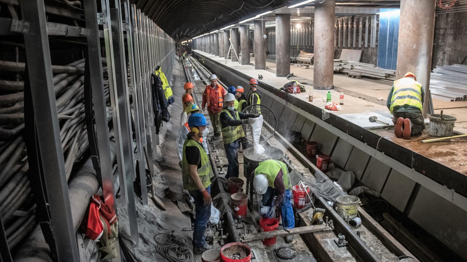 A legfőbb gondot az építőipari cég által nagy számban alkalmazott ukrán munkavállalók hazatérése jelenti, de az alapanyag- és alkatrészellátás is akadozik