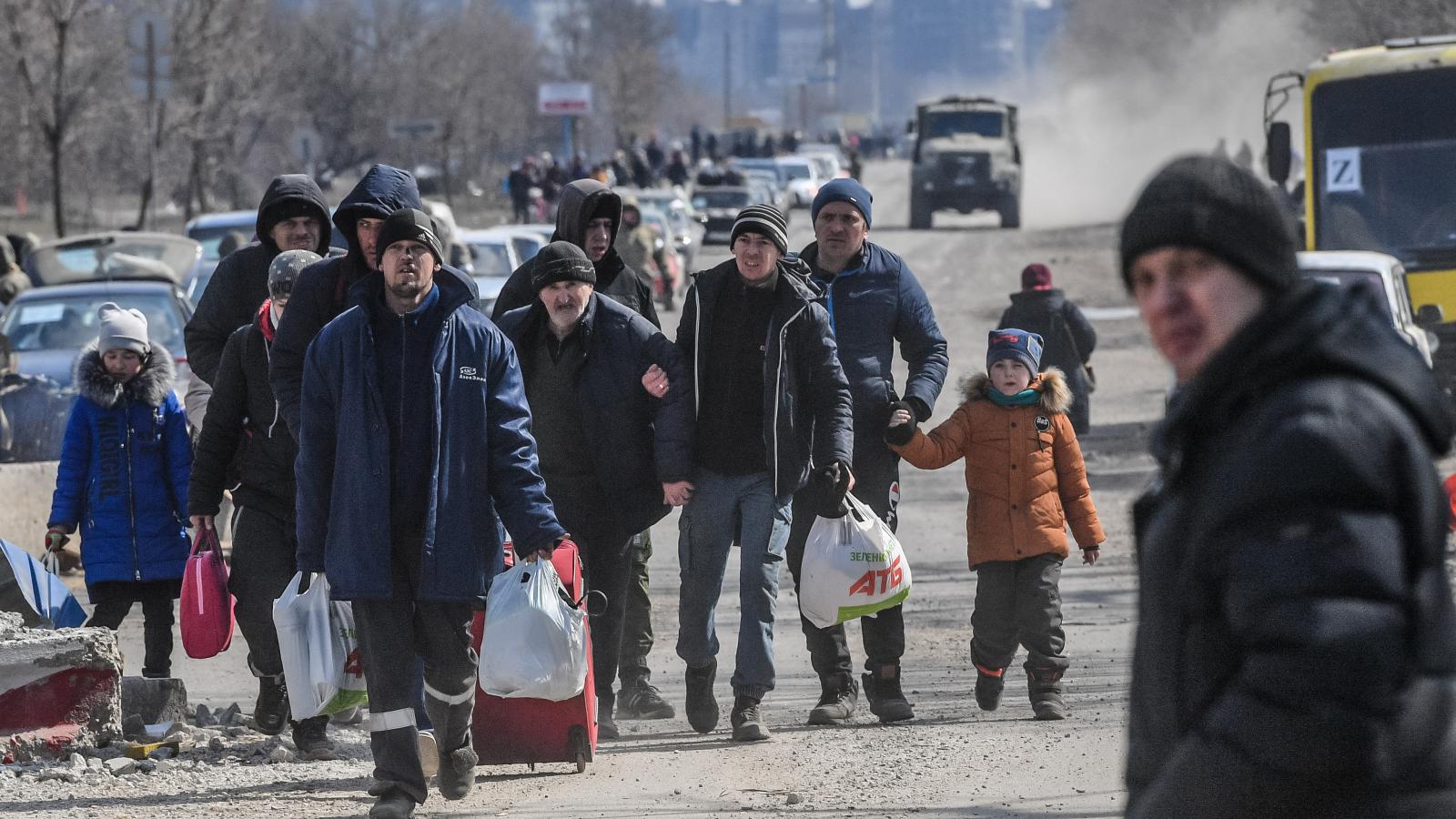 Lakosok hagyják el Mariupol városát a "Donyecki Népköztársaságban".