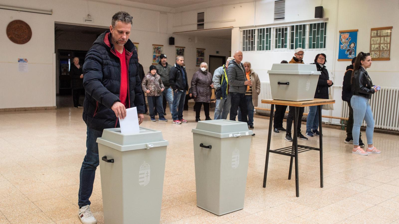 Szavazók Nagyatádon – jó néhány település kilógott a sorból