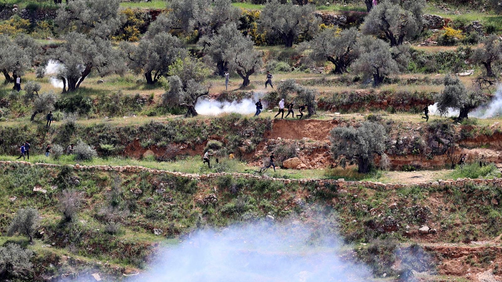 Pénteken palesztin tüntetők menekültek az izraeli biztonsági erők könnygázbombái elől. Erre válaszolhattak az éjjel rakétákkal