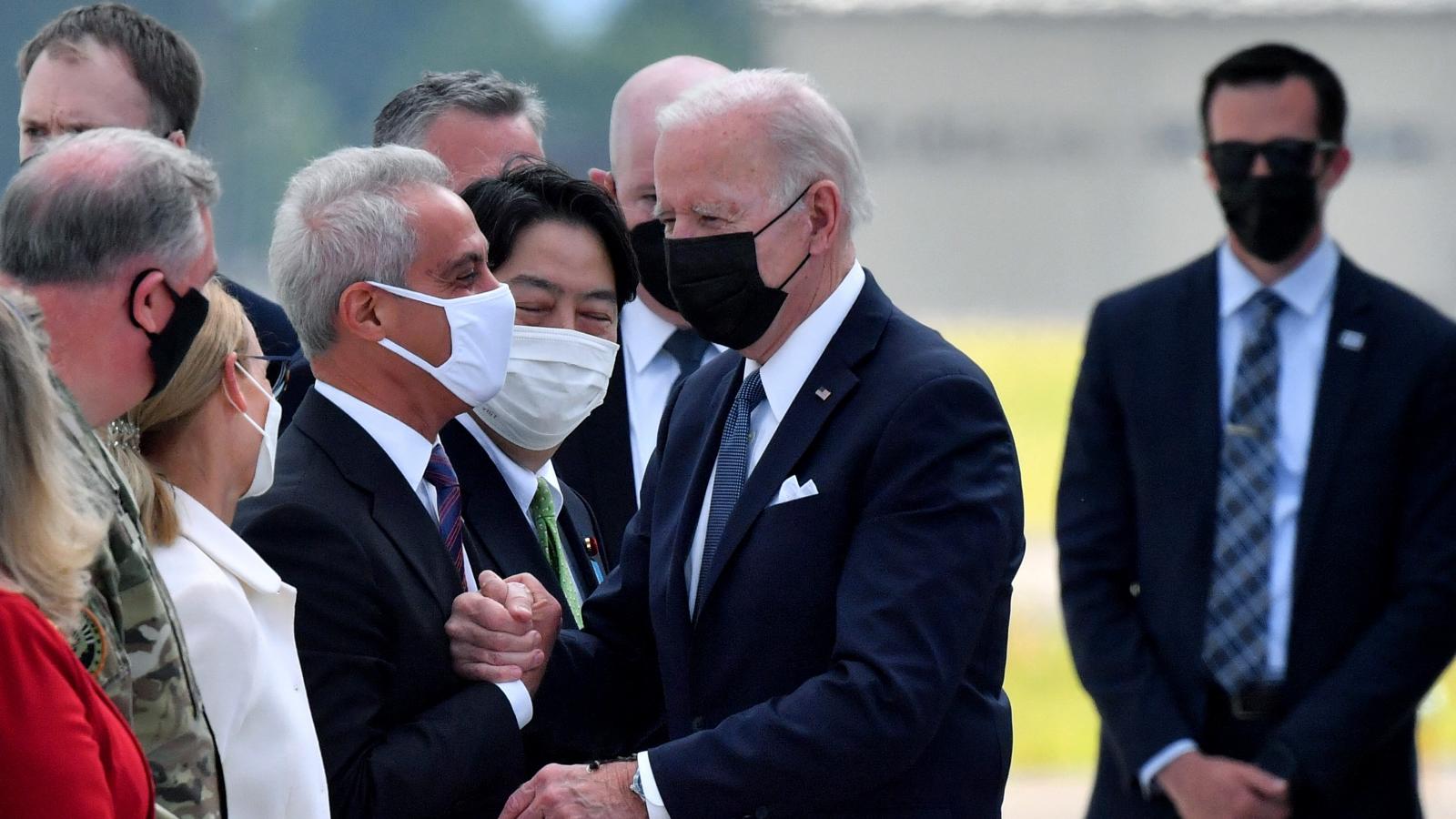 Joe Biden amerikai elnök és az őt fogadó japán delegáció