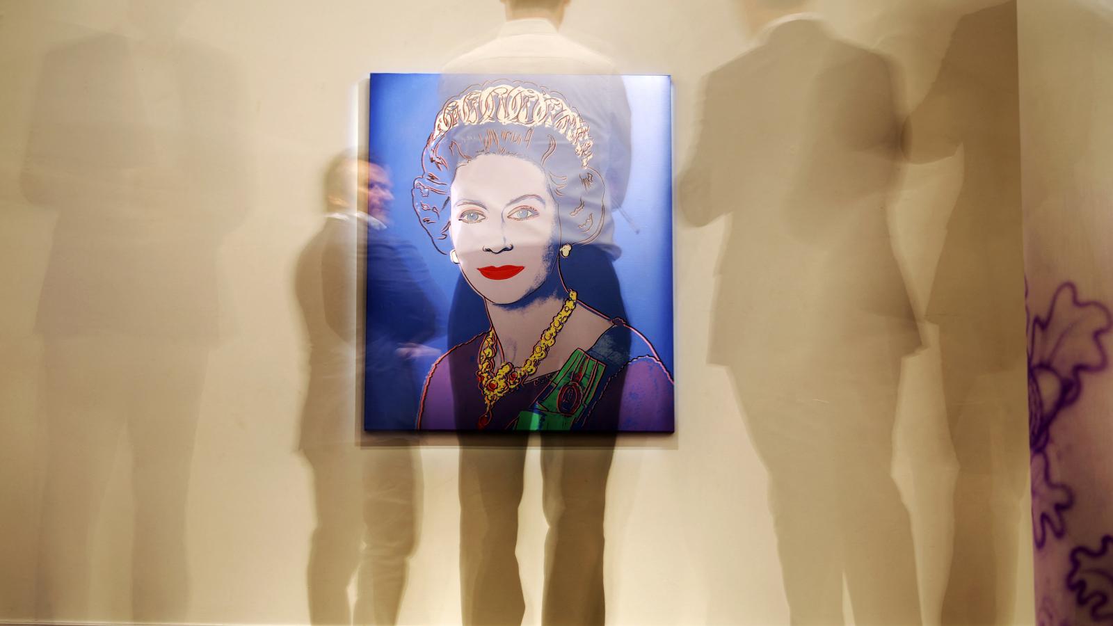 Andy Warhol amerikai művész "Reigning Queens: Queen Elizabeth of the United Kingdom" című műve a Sotheby`s kiállításán