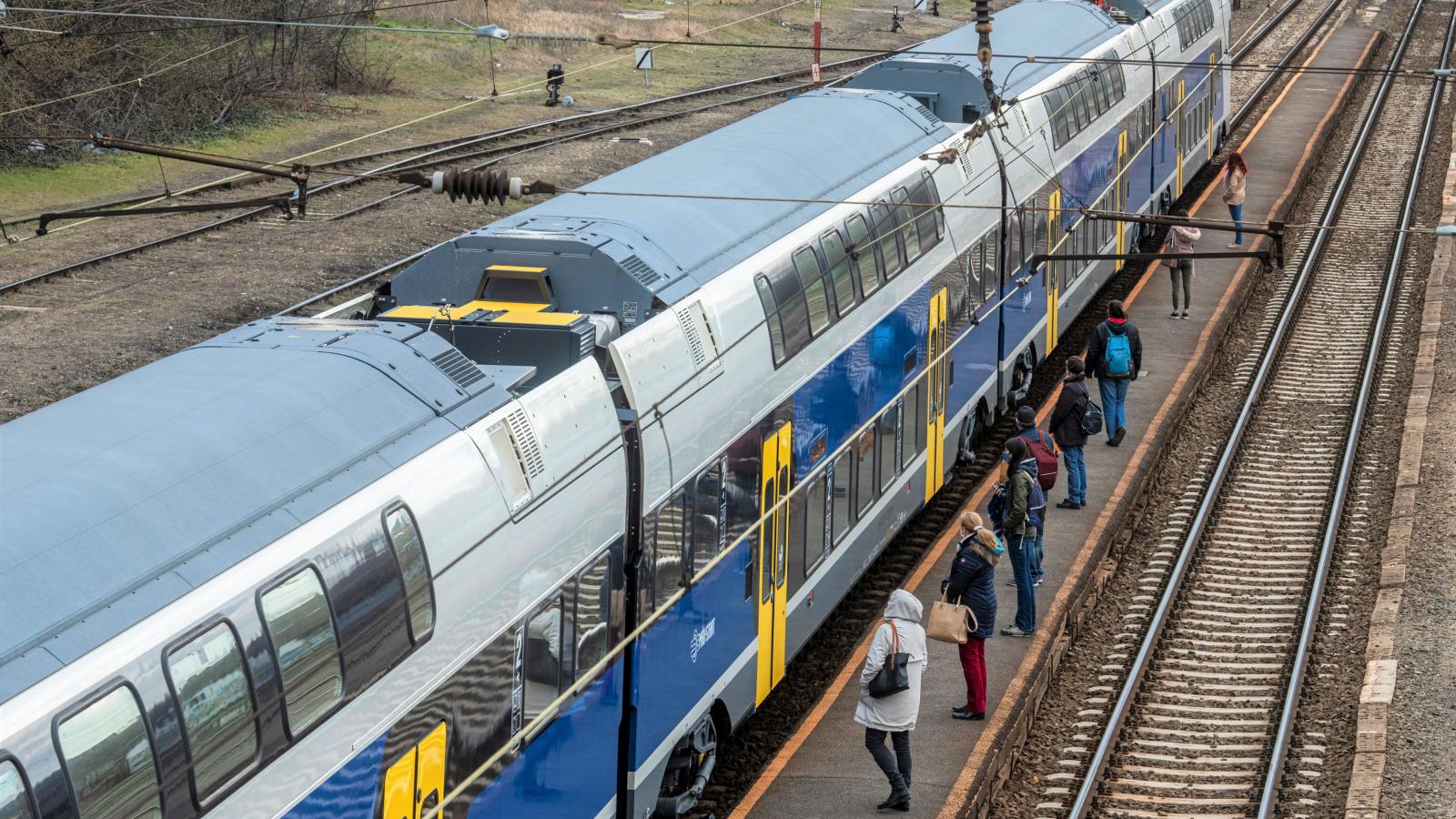 Havi ötezerért vonattal, metróval, villamossal és busszal is utazhatnánk