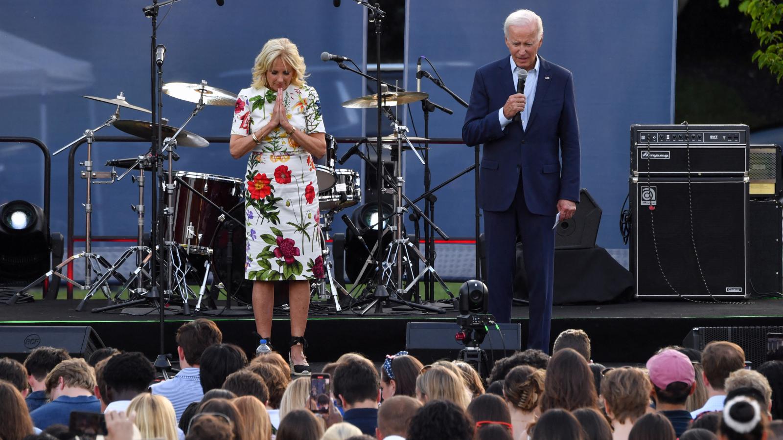 Jill Biden és Joe Biden; az elnöki házaspár a Fehér Háznál emlékezett az áldozatokra