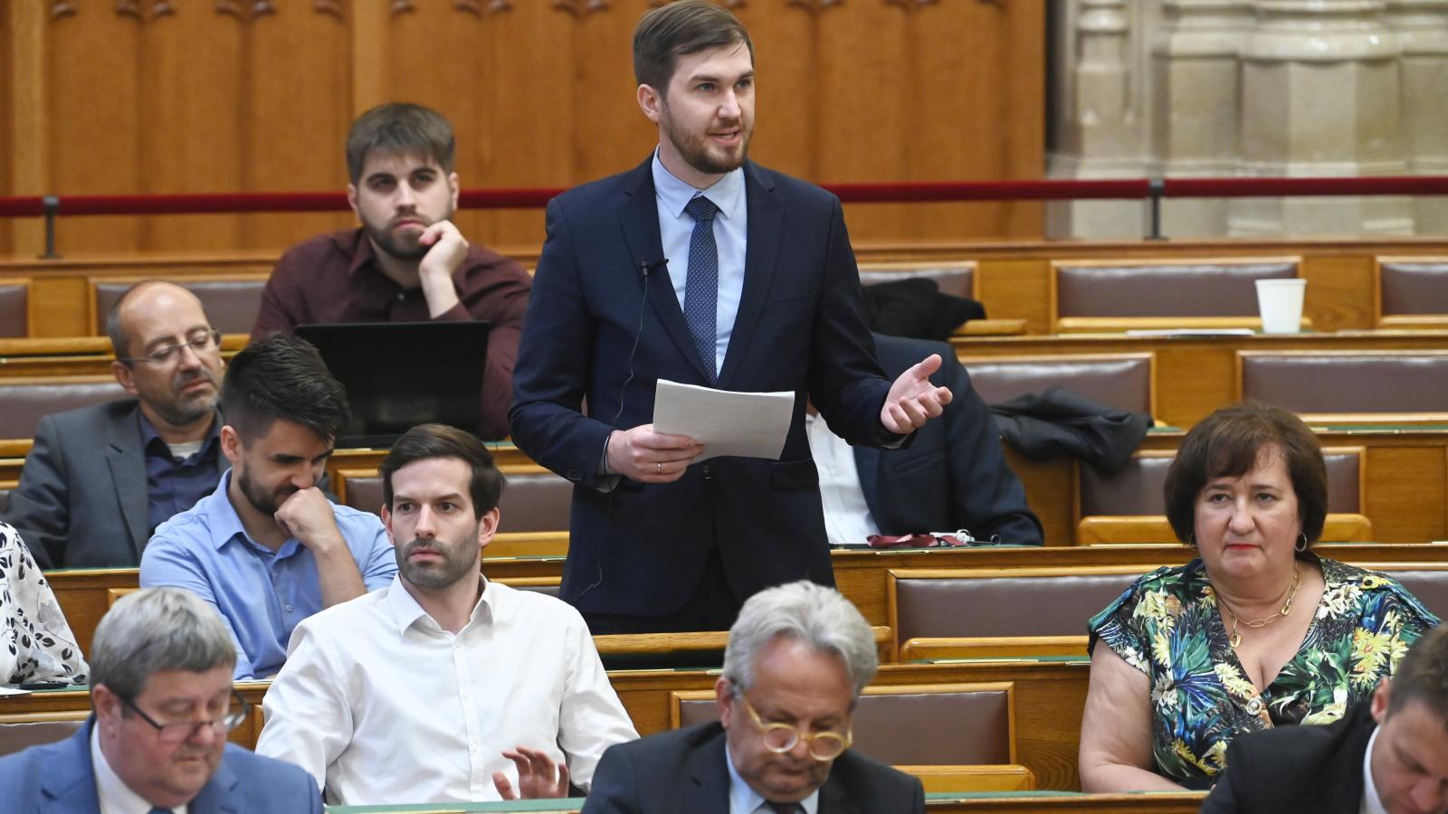 Gelencsér Ferenc, a Momentum elnöke átveszi a vezetést a frakcióban az előtte ülő Fekete-Győr Andrástól