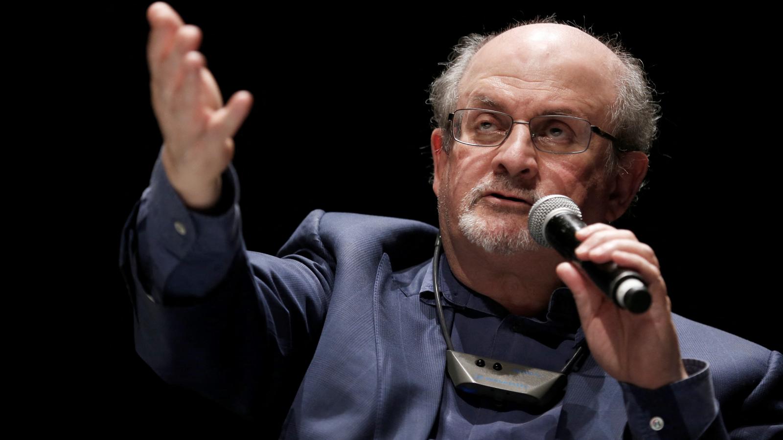 Salman Rushdie egy 2016-os előadás közben a franciaországi Le Havre-ban