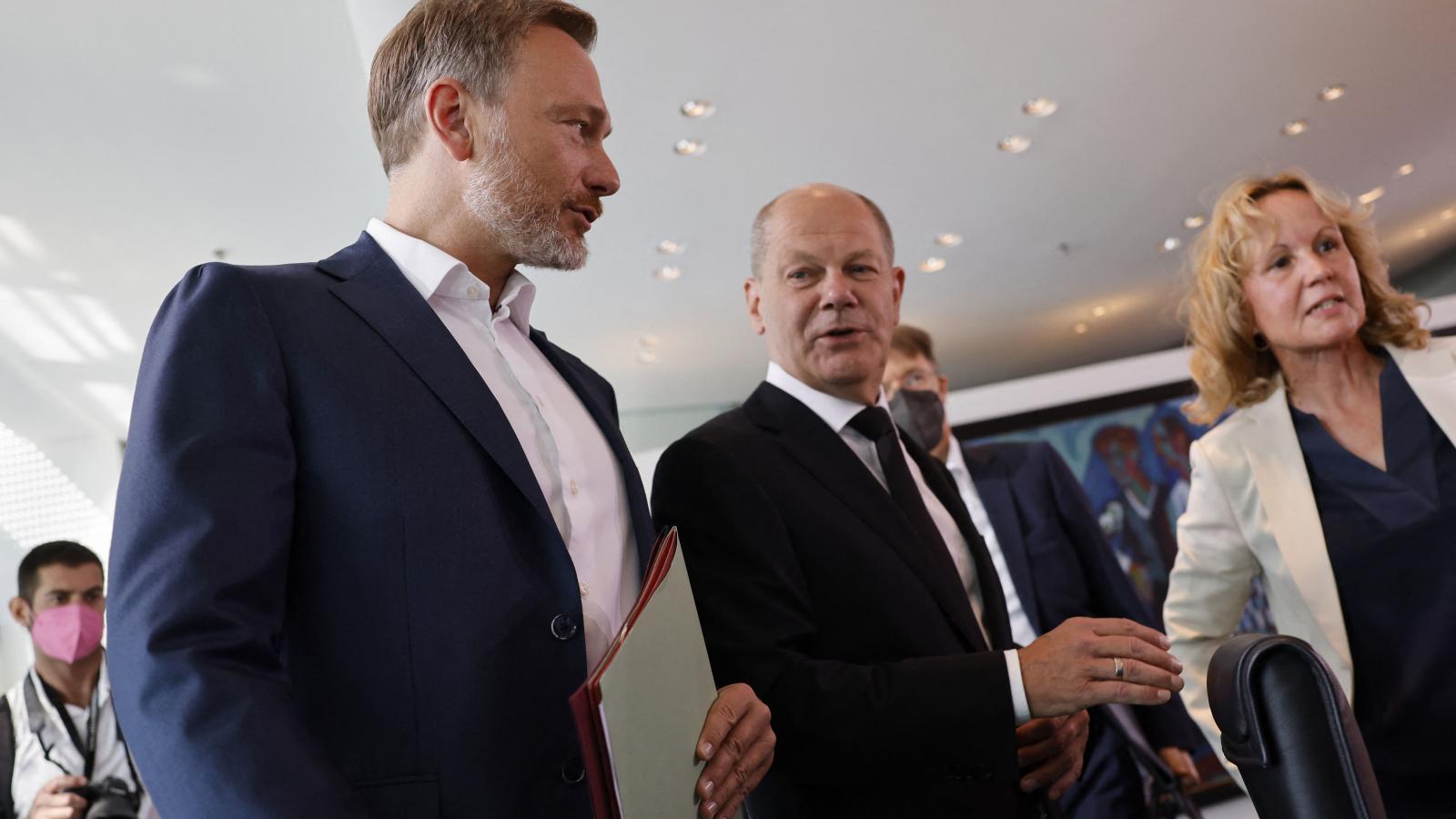 Christian Lindner  és Olaf Scholz. A legrászorultabbakon kellene segíteni