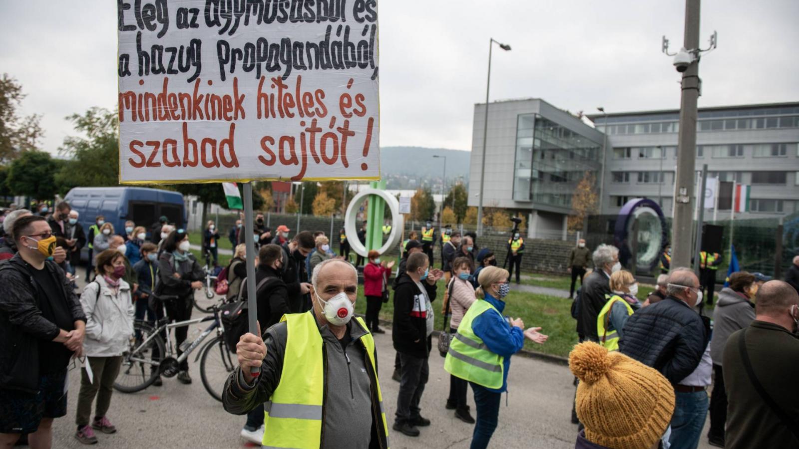 Egy 2020-as tüntetés a független közmédiáért az MTVA Kunigunda úti épülete előtt