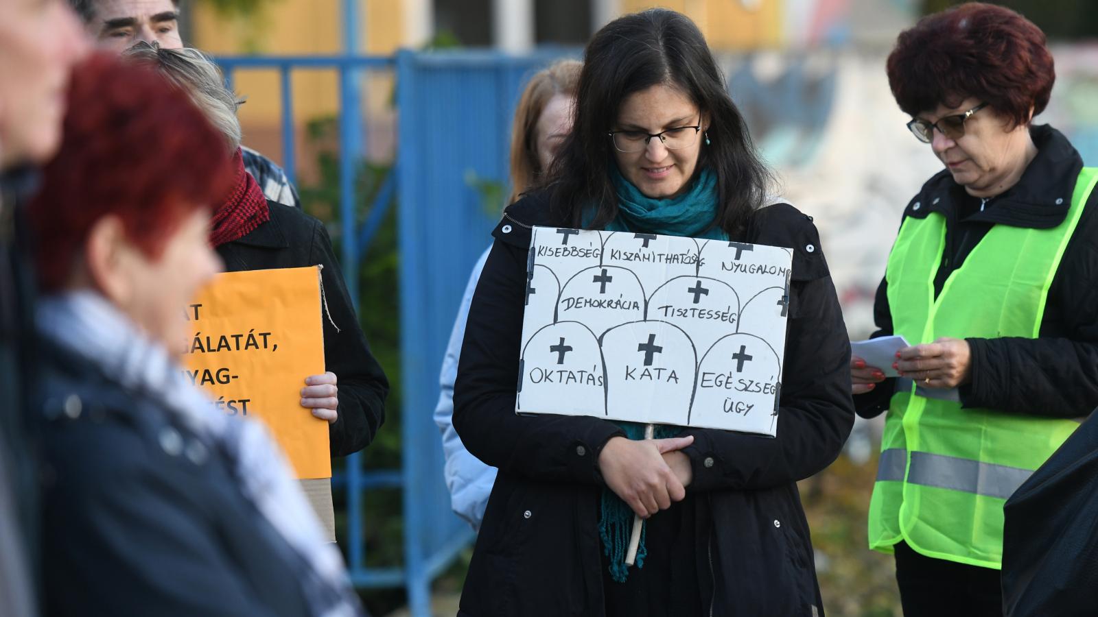 Élőlánc a Szegedi Deák Ferenc Gimnázium előtt