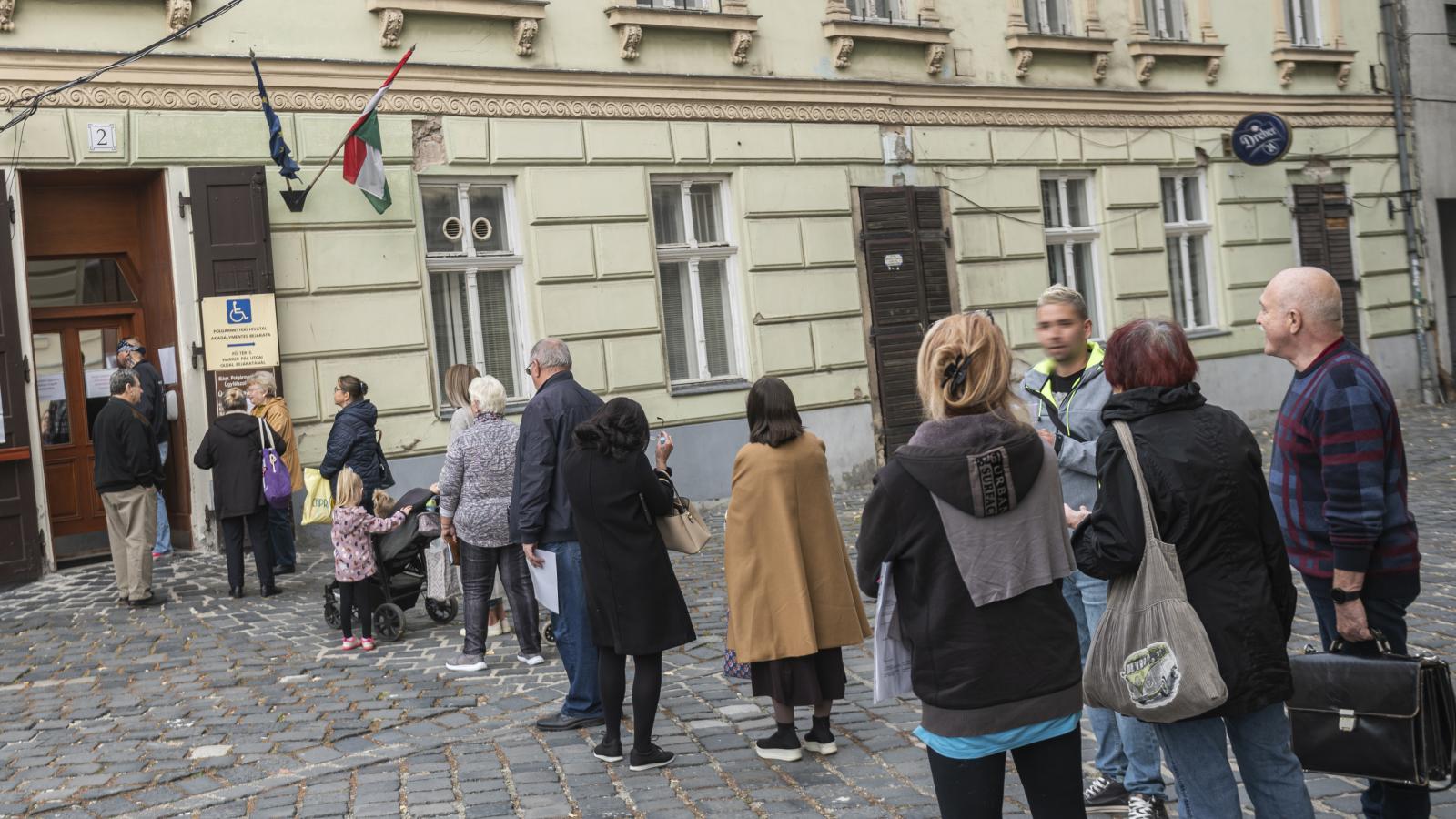 A patinás épület előtt az óbudai Fő tér felé kanyargott a sor. A legtöbben rezsitámogatásért jöttek