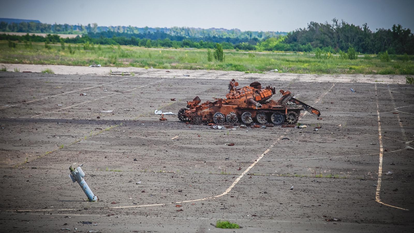 Szétlőtt orosz tank és egy Smerch-rakéta maradványai a donyecki fronton. 