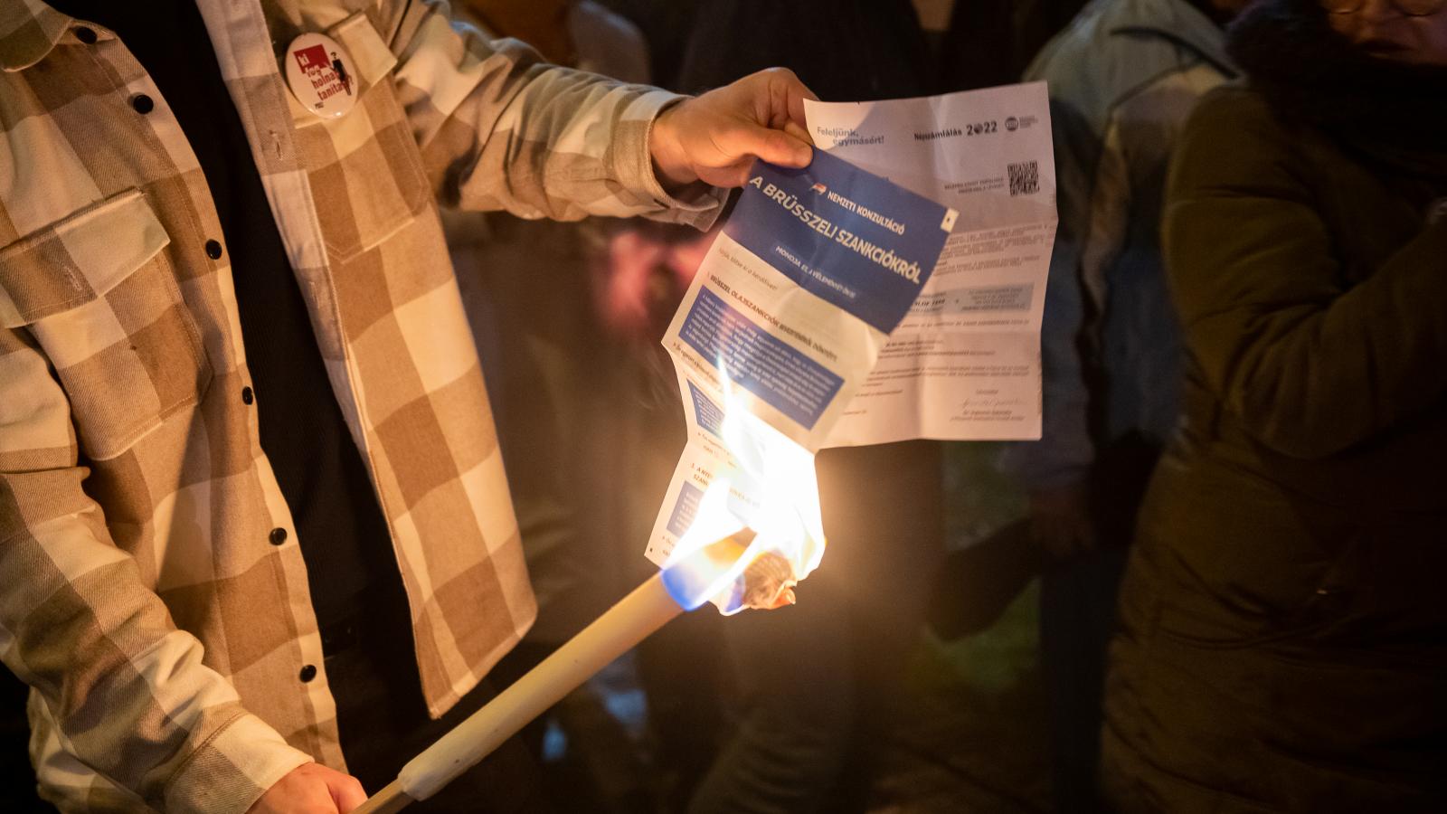 Kérdőívégetés a pénteki ellenzéki tüntetésen, az MTVA-székház november 4-i blokádja alatt