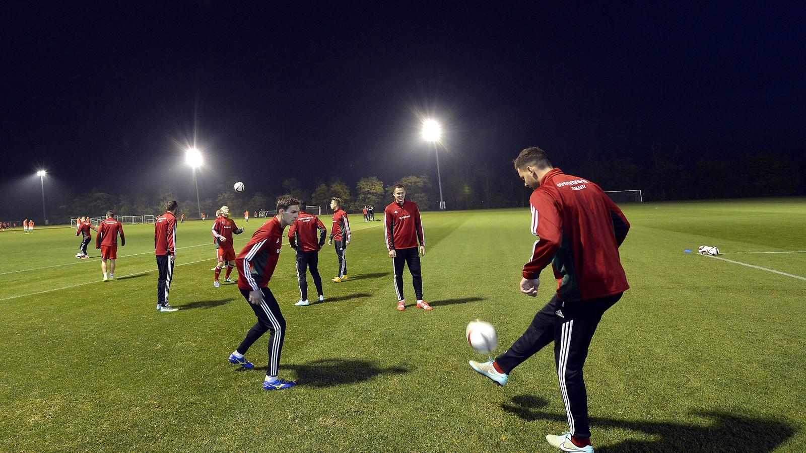 Gera Zoltán (j3), Tőzsér Dániel (j2) és Szalai Ádám (j) a Finnország elleni Európa-bajnoki selejtezőmérkőzésre készülő magyar la