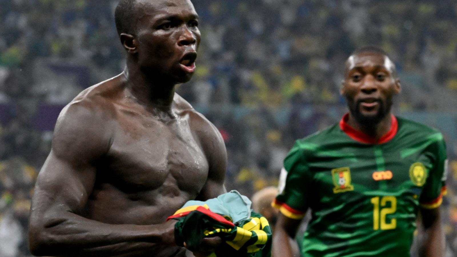 Vincent Aboubakar és a piros lapot érő gólöröm