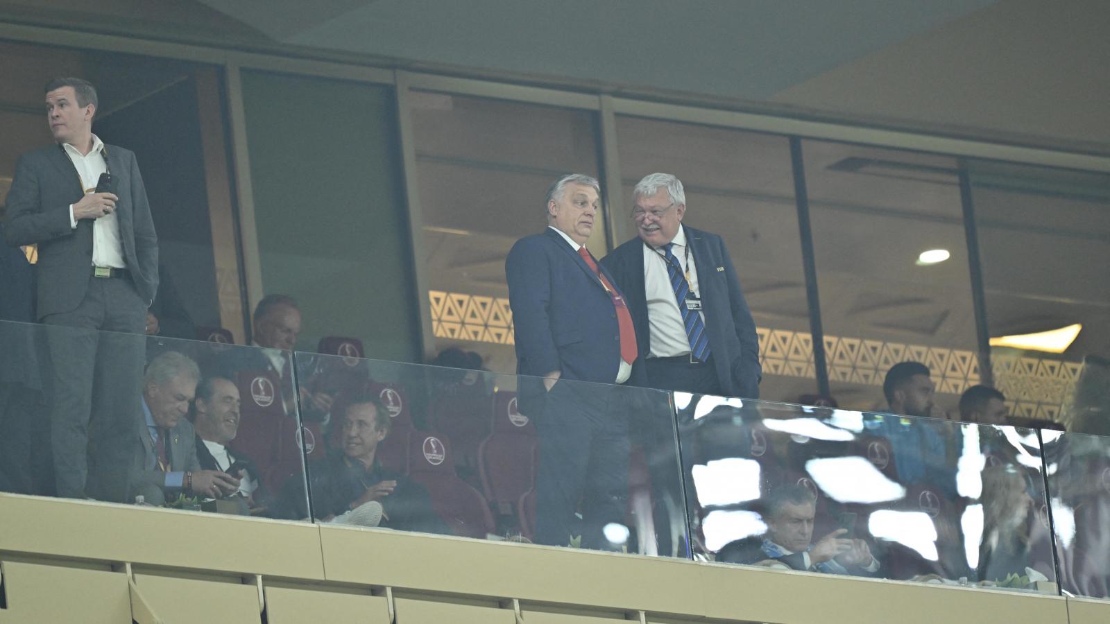 Orbán Viktor és Csányi Sándor a katari Lusail stadionban