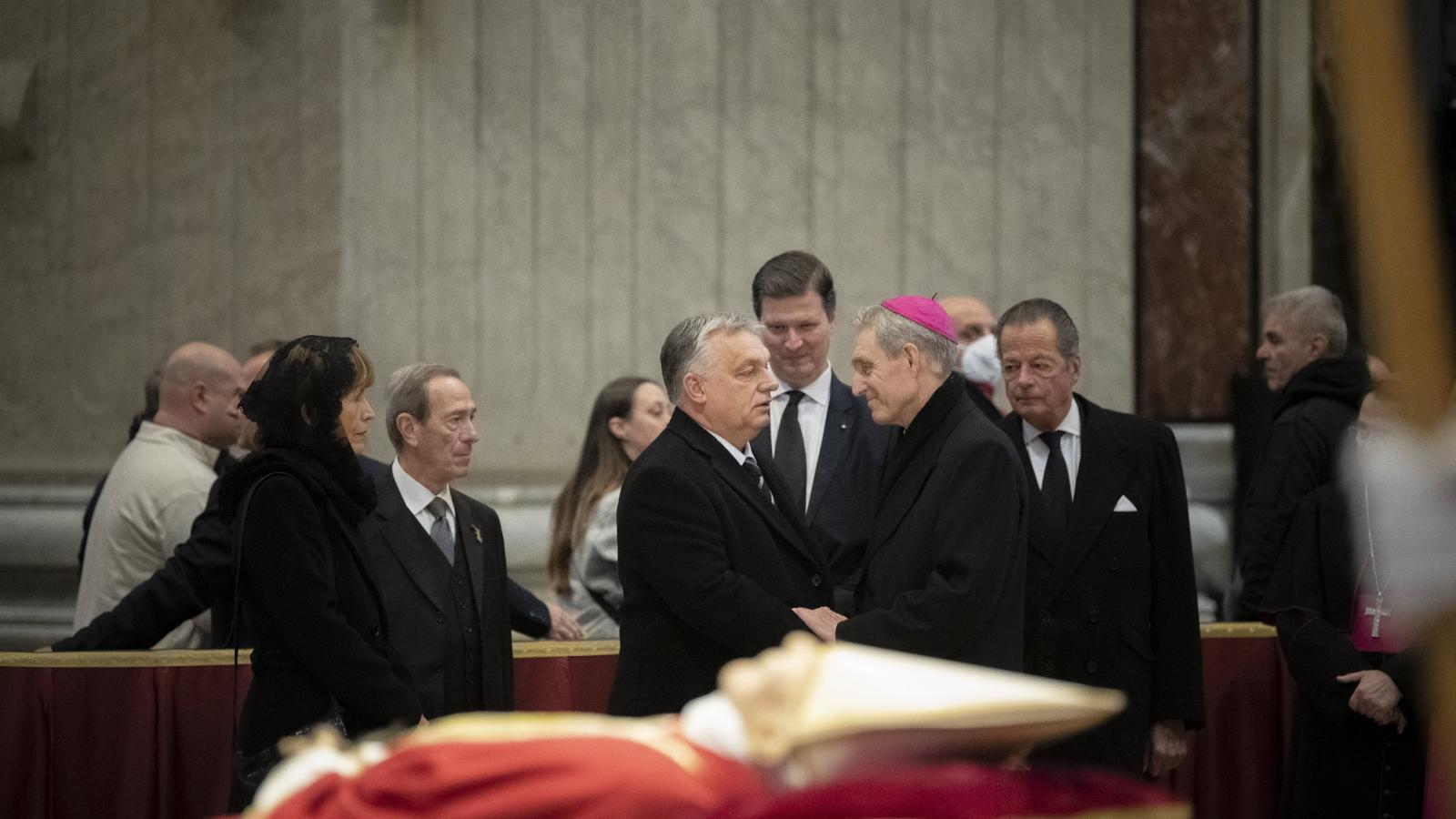 A Miniszterelnöki Sajtóiroda által közreadott képen Orbán Viktor miniszterelnök (k) és felesége, Lévai Anikó (b) lerója kegyeletét a december 31-én elhunyt XVI. Benedek nyugalmazott pápa ravatalánál Rómában, a Szent Péter-bazilikában 2023. január 3-án. Jo