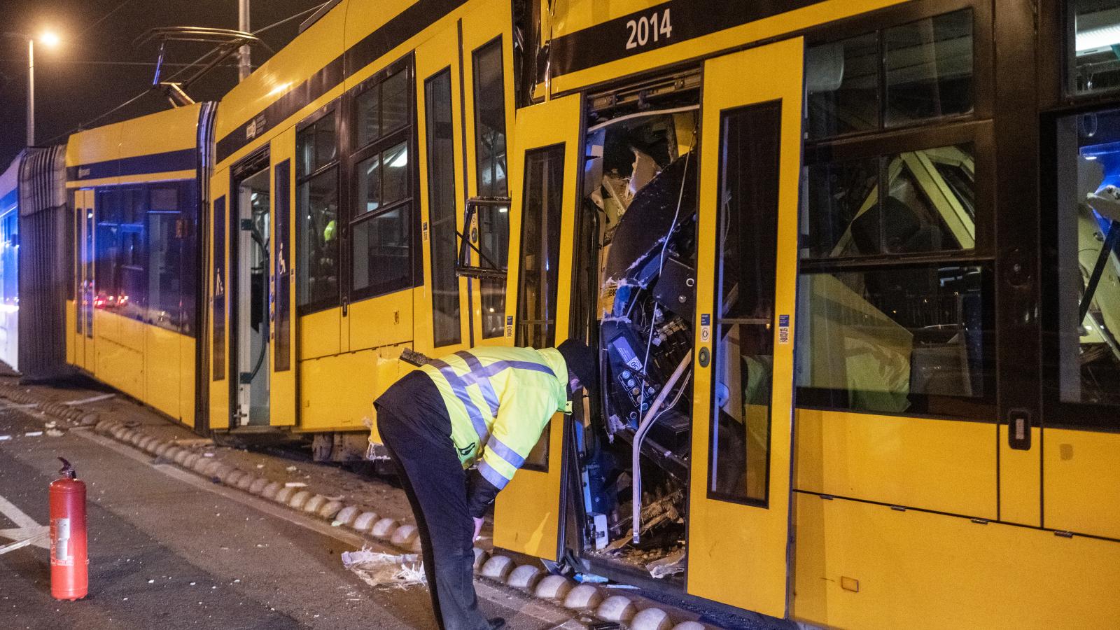 Karácsony előtt a Petőfi hídnál volt súlyos ráfutásos baleset. A „saját hibás” káreseményekre a BKV biztosítása nem terjed ki