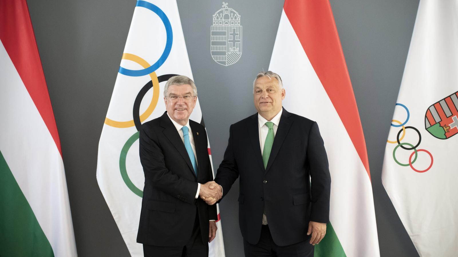 A Miniszterelnöki Sajtóiroda által közreadott képen Orbán Viktor miniszterelnök (j) fogadja Thomas Bachot, a Nemzetközi Olimpiai Bizottság (NOB) elnökét (b) Budapesten a Karmelita kolostorban 2022. június 20-án