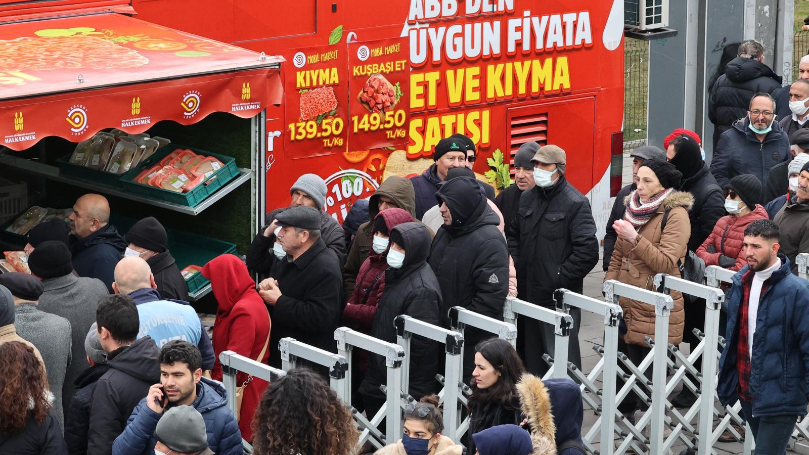 Az ankaraiak nem félnek terrortámadástól, a fővárosban hosszú sorokban várakoznak olcsó önkormányzati húsért a piacon  