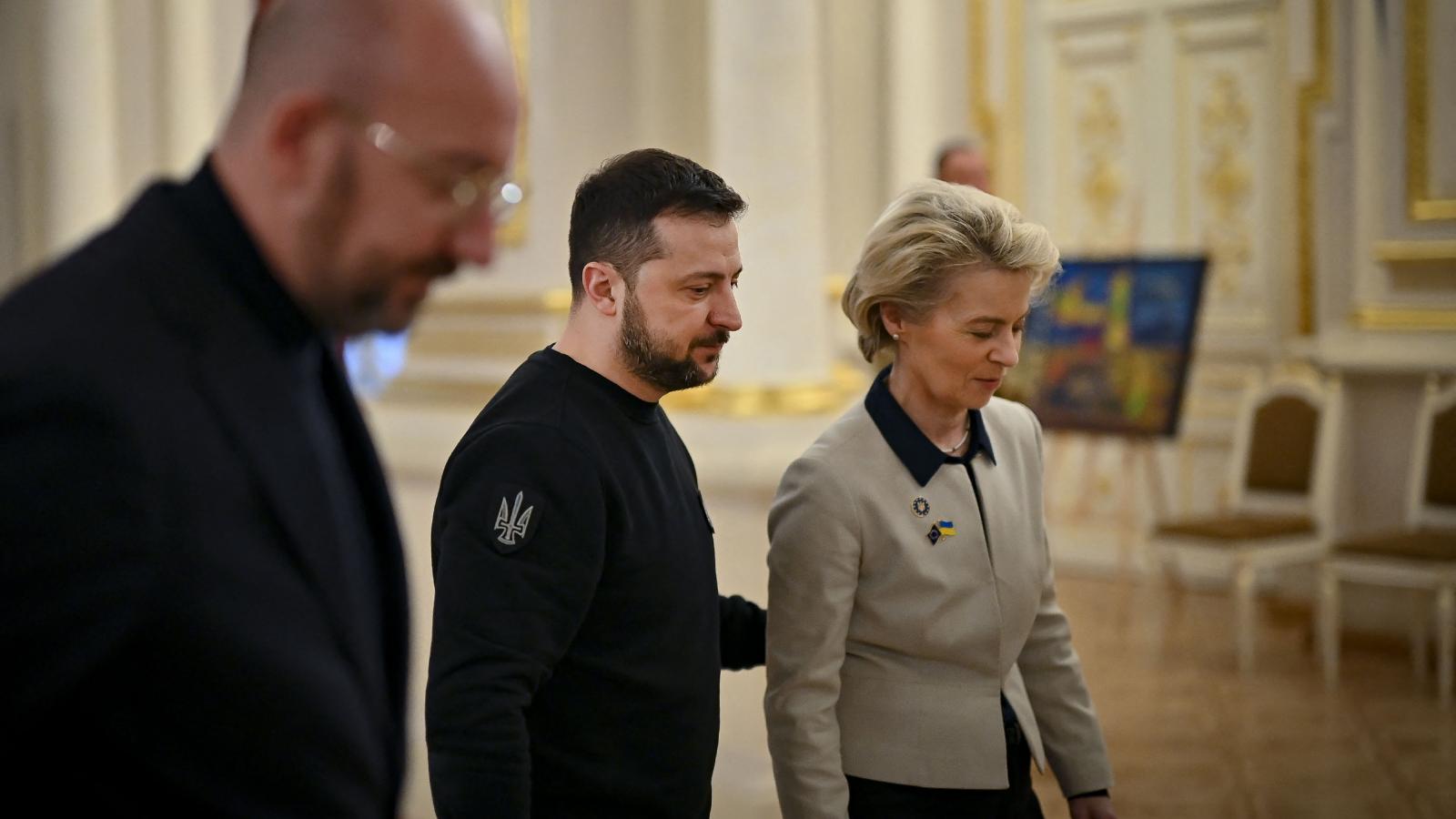 Charles Micgel, az Európai Tanács, és Ursula von der Leyen, az Európai Bizottság elnöke az ukrán államfővel február 3-án Kijevben