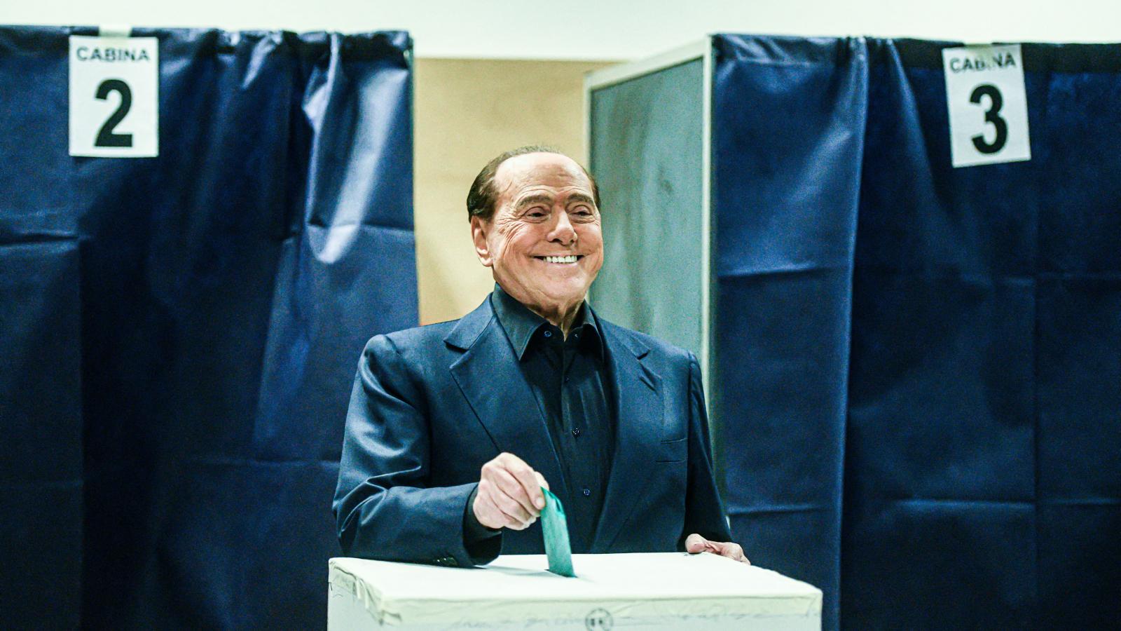 Silvio Berlusconinak már múlt vasárnap, a lombardiai régiós választáson is jó kedve volt 