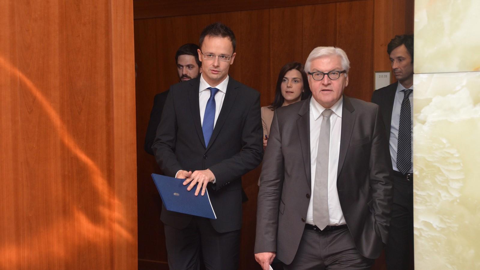 A képen Szijjártó Péter külgazdasági és külügyminiszter (b) és Frank-Walter Steinmeier német külügyminiszter (j) sajtóértekezlet