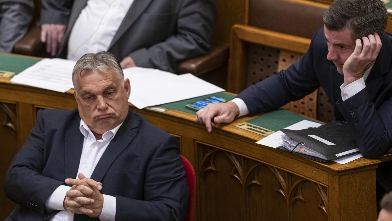 Orbán Viktor és a Fidesz frakcióvezetője, Kocsis Máté. A szerep­osztás a régi, a képviselőcsoport önálló akaratáról szóló hírek alighanem fake news kategóriába esnek