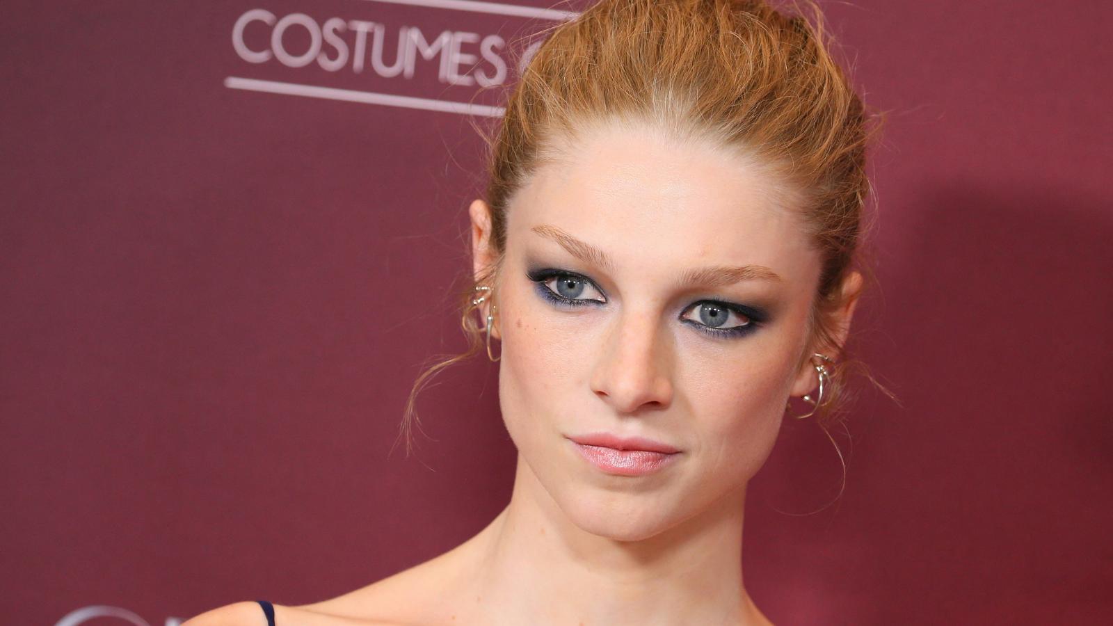 Hunter Schafer amerikai modell érkezik a 25. Costume Designers Guild Awards díjátadóra a kaliforniai Los Angelesben található The Fairmont Century Plazában 2023. február 27-én.